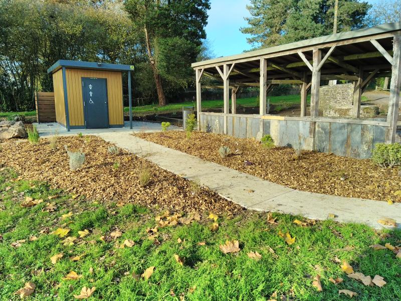 TOILETTES AU PARC DES LAVANDIERES DE NOIR 